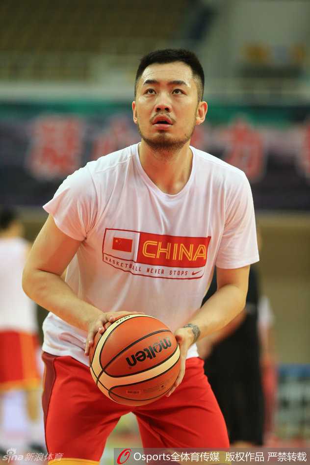 后卫睢冉进行双手控球训练，两个篮球在他手中交替拍击，节奏感十足，展现扎实的基本功。