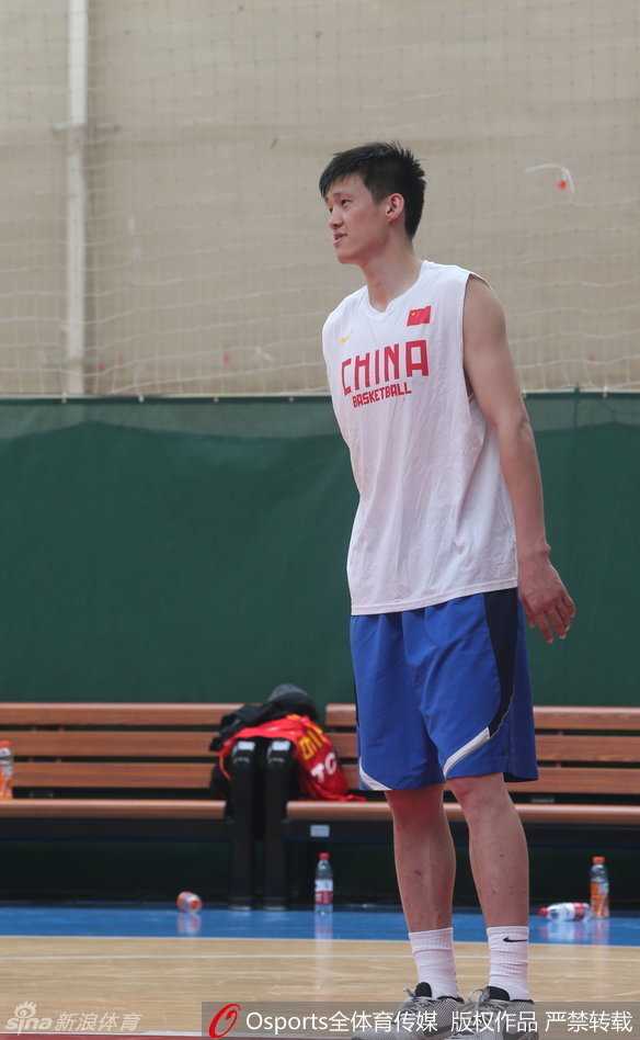 男篮队长周鹏在训练间隙化身为“助教”，神情认真地收拾着战术板，这一细节彰显出他作为球队领袖的责任感与担当。