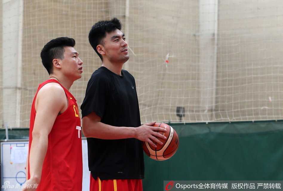 内线悍将李晓旭利用训练间隙放松身体，尽管竞争激烈且伤病未愈，但他的脸上依然挂着轻松的笑容，享受着高原集训的每一刻。