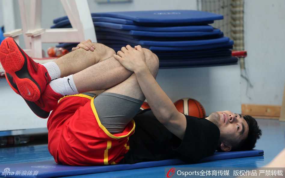 队长周鹏与锋线尖刀翟晓川在训练间隙窃窃私语，两人神情专注地交流着战术心得，仿佛在商讨如何在场上“击溃”对手的防线。