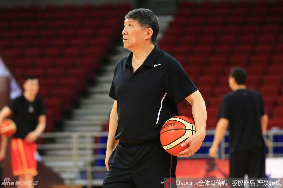 可兰白克-马坎持球急停跳投，动作舒展飘逸，展现出了极佳的训练状态