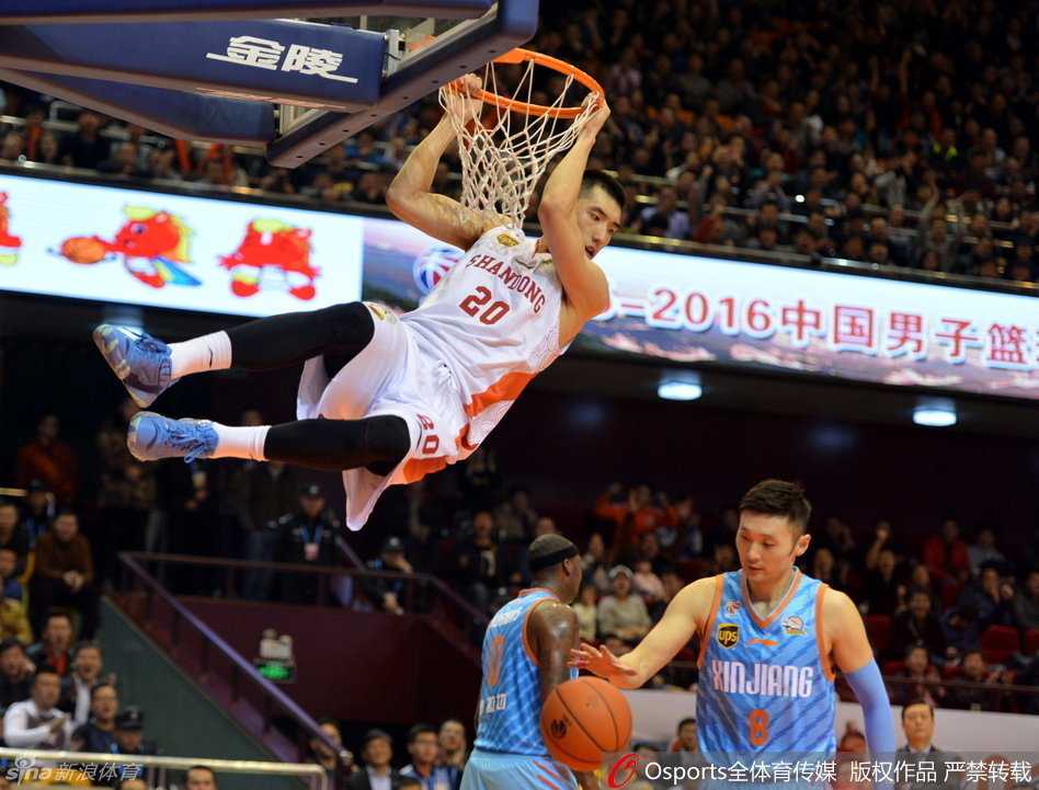 陶汉林犹如小鲨鱼般在对手重重包围下腾空而起，双手将球狠狠砸进篮筐，整个篮架都为之颤抖