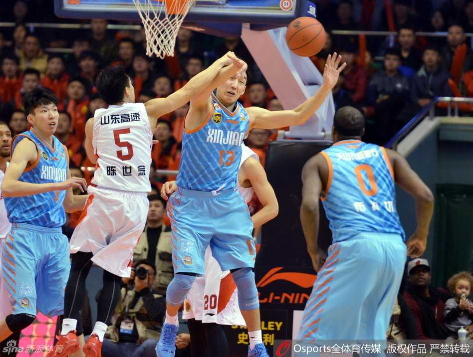 布莱切用敦实的身躯卡住防守位置，在篮下对抗中展现出万花筒般的进攻技巧，强行将球放入篮筐