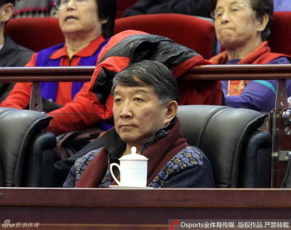 刘炜运球加速突破，如利刃般切开防线，眼神中透露着老将的坚毅与沉稳