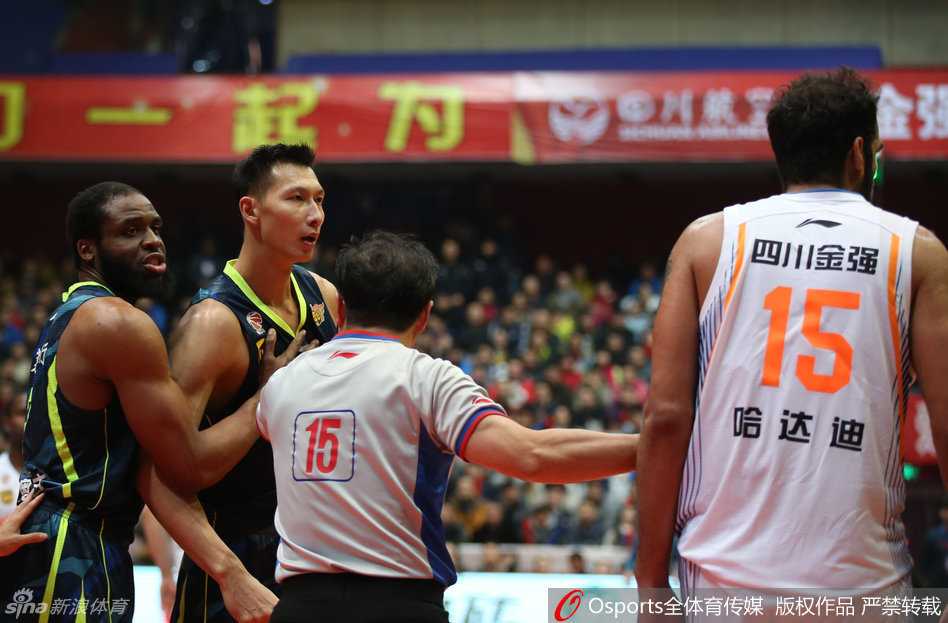 在万人聚焦的篮球场上，易建联与哈达迪两位巨汉互不相让，面部因激烈对抗而扭曲，眼神中喷射出愤怒的火花，仿佛要将对手点燃。