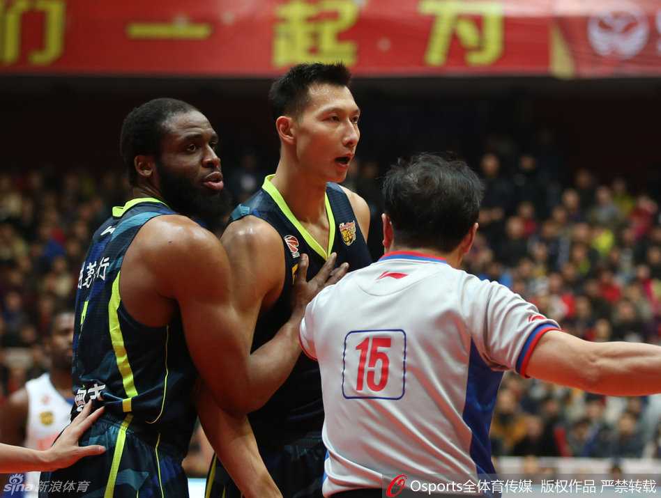 双方队友迅速赶来，广东队的球员紧紧环抱住阿联的腰部，试图将他拉离冲突中心；四川队的队员也挡在哈达迪身前，用手势和言语安抚着这位情绪激动的队友。