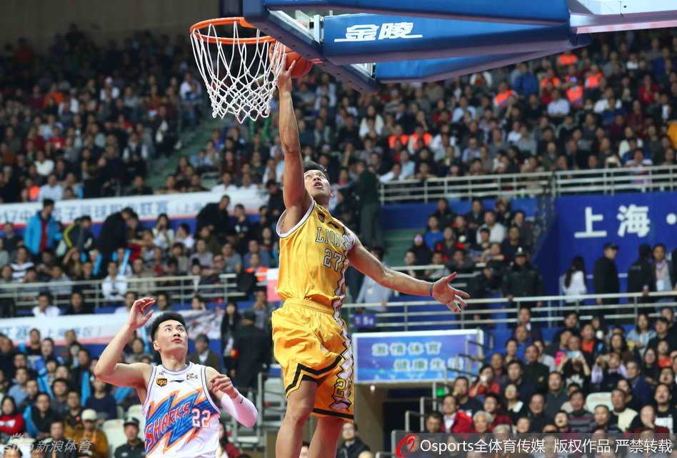上海队核心刘晓宇在广厦队员严密防守下，如利刃般强行突破，眼神中透出必胜的决心