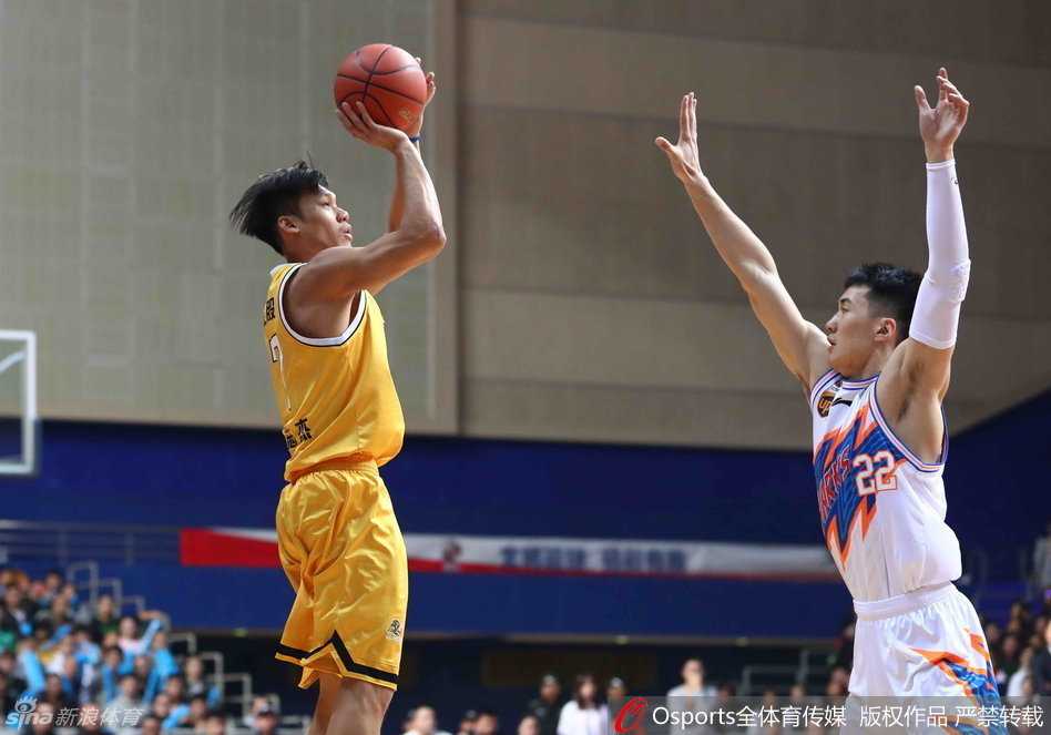 青岛队外援琼斯面对山东队员的奋力补防，在空中对抗后依然寻找出手机会，肌肉碰撞的激烈感扑面而来