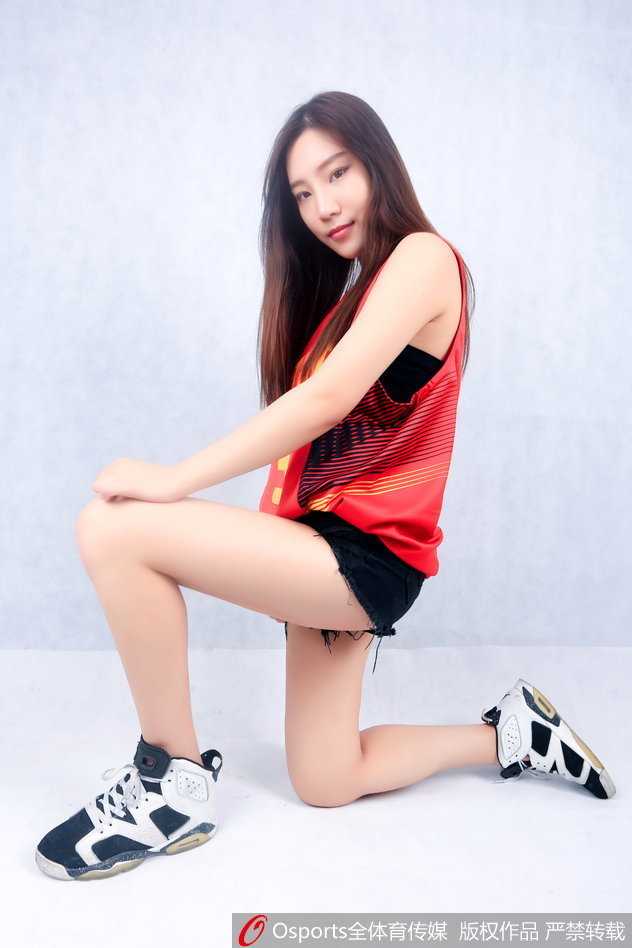 宝贝们换上亮眼的金色小礼服，在暖色调的灯光下更显光彩照人，她们站成一排，对着镜头露出自信而优雅的微笑。