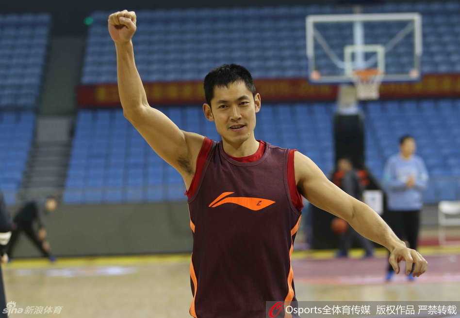 翟晓川因腿部老伤复发无奈作壁上观，他一边观望队友训练，一边下意识地拍打着手中的篮球，眼神中充满了对赛场的渴望。