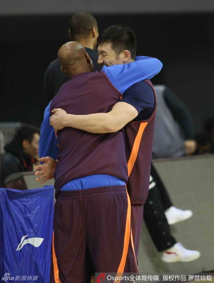 赛前热身区，老将张庆鹏神情专注地拉伸筋骨，眼神却不时飘向场边的战术板，仿佛在思索接下来要如何用百步穿杨的绝技撕开对手防线。