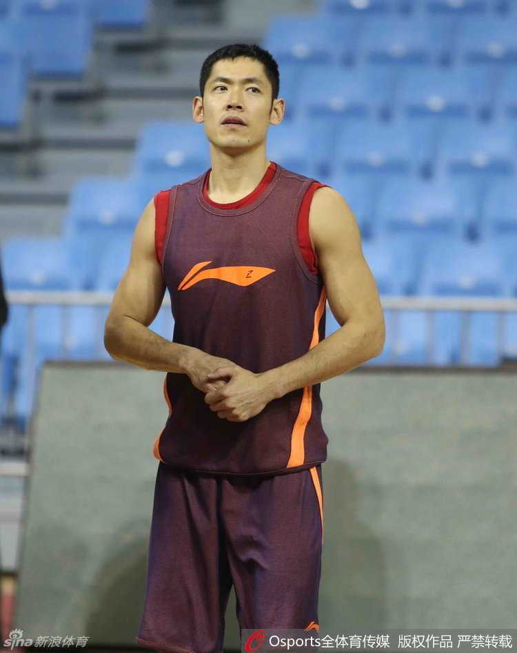 莫里斯在训练中一丝不苟地练习着拿手的中距离跳投，篮球应声入网，节奏依旧，此刻的他正为即将与奥登的硬仗积蓄能量。