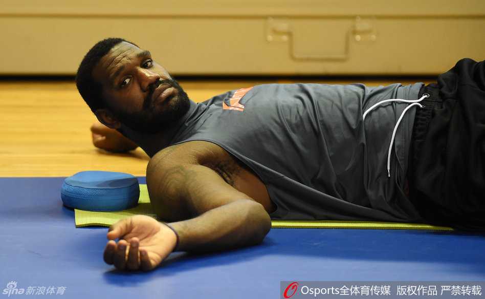 曾经的内线巨塔奥登，在空旷的球馆中独自加练，每一次运球都显得格外认真，仿佛在与过去的自己进行一场无声的对话。