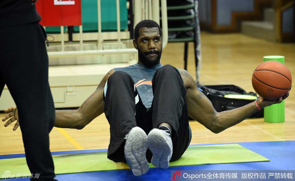 李春江指导神情专注地站在场边，双手拢在嘴边大声呼喊战术，眼神紧紧盯着场内球员的每一次跑位，他的严谨是广厦队成长的基石。