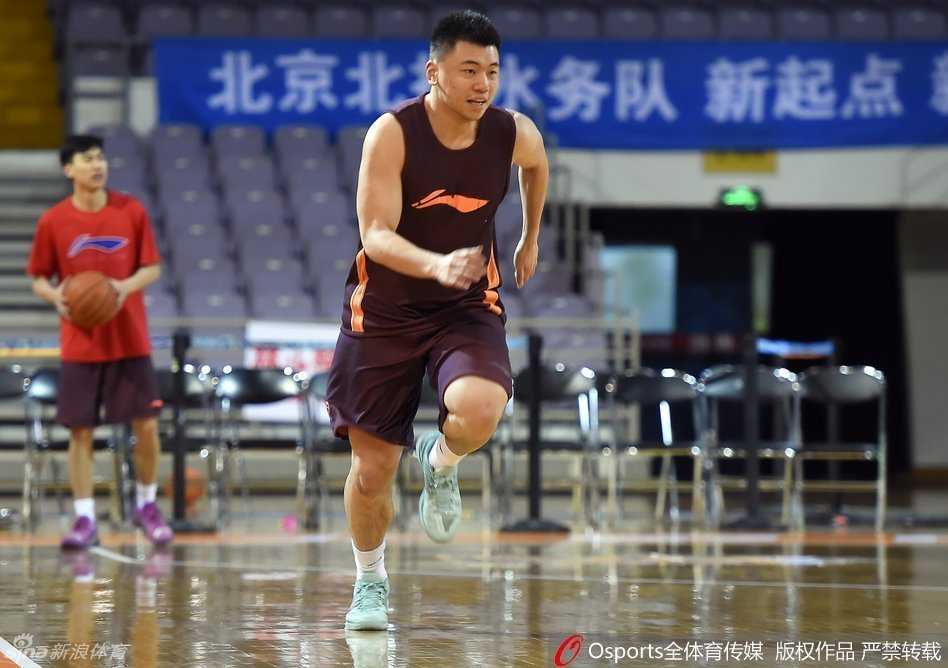 训练结束后，林志杰并未离场，而是加练折返跑。汗水早已浸透球衣，他咬着牙坚持冲刺，只为尽快找回最佳状态与队友并肩作战。