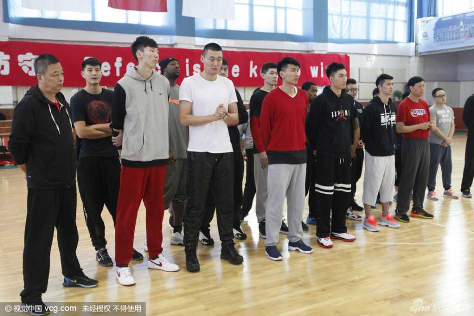 慰问结束后，女篮姑娘们与领导围在一起亲切交谈，有队员被轻松的话语逗笑，现场气氛如同除夕前家人团聚般温馨和谐