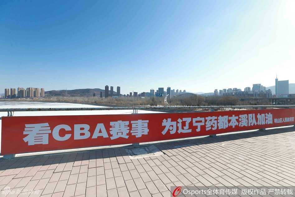 售票处的公告牌上清晰地标注着各档球票的价格，从学生票到VIP票，数字背后是不同年龄、不同职业的球迷们对篮球共同的热爱与支持