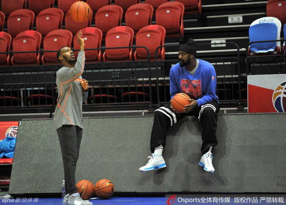 训练结束后的致意瞬间，布拉切憨态可掬地向场边招手，雪地靴依然抢眼，这一刻的温情与搞怪，定格了新疆队备战期独有的欢乐氛围。