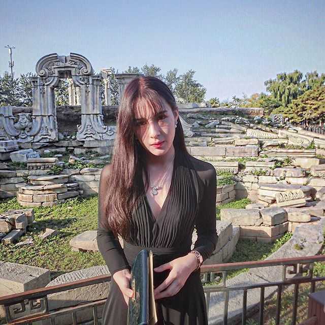 阿迪娜身披7号战袍在排球场上专注比赛，扎着利落的丸子头，眼神坚毅地注视着前方，白皙的皮肤在灯光下更显清纯，是赛场上一道靓丽的风景线。