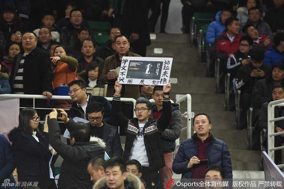 在球迷山呼海啸的助威声中，山西队外援如同出膛的炮弹一般突破上篮，虽然核心队长被禁赛，但球队的斗志反而被球迷的标语彻底激发。