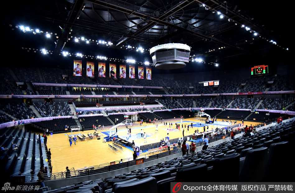 从高空俯瞰深圳龙岗大运中心体育馆全景，流线型的银色屋顶在阳光下熠熠生辉，这座现代化的宏伟建筑张开怀抱，准备迎接来自四面八方的热情球迷，见证属于深圳的CBA新篇章。