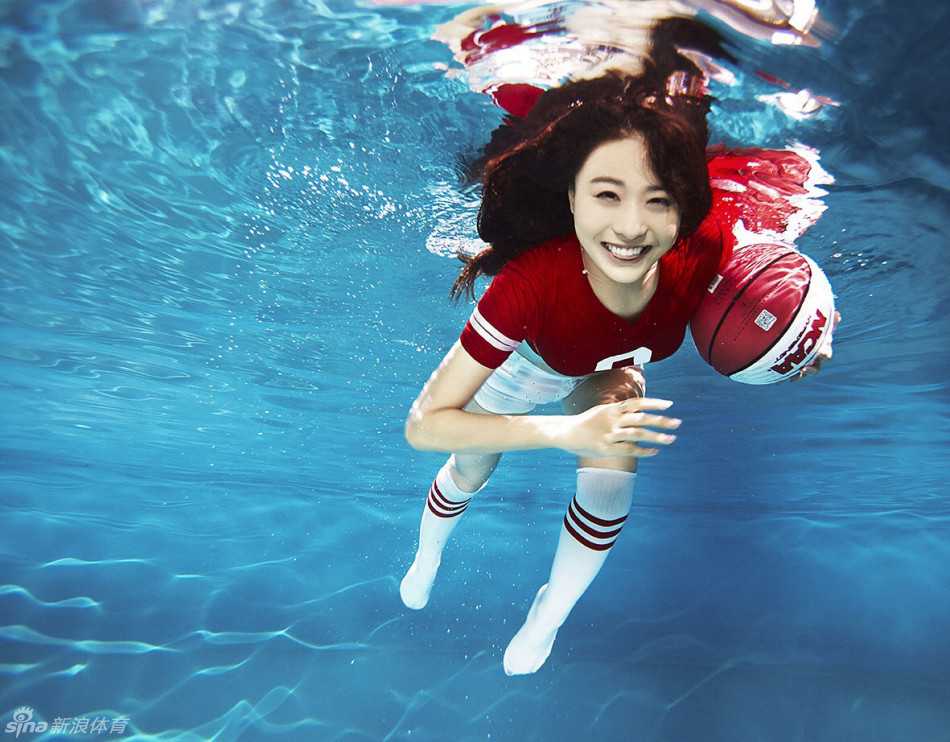 晓宁头戴鹿角，身穿圣诞麋鹿紧身裙，笑容甜美又俏皮