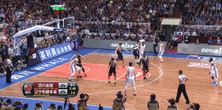 四川队通过耐心且流畅的传导球，彻底撕开了辽宁队的防线。从外线到内线，球员们不停球、不贪功，连续快速的传递后，最终由埋伏在弱侧的球员轻松上空篮得分，这一配合将团队篮球的魅力展现得淋漓尽致。