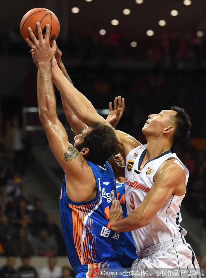 易建联在罚球线附近果断出手，篮球在空中划出一道美丽的弧线，这是他最稳定的得分方式——标志性的中距离跳投。