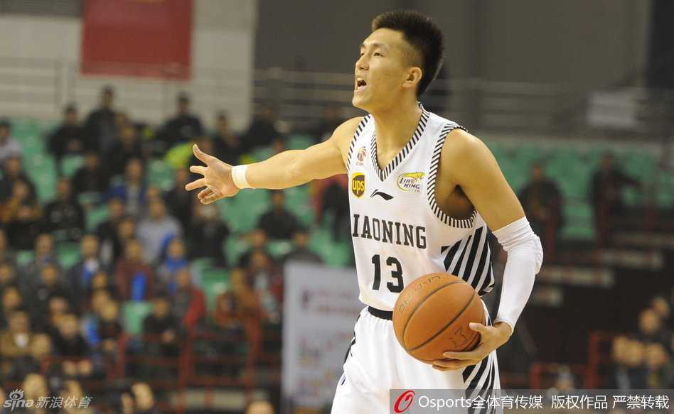 兰多夫篮下强打，用宽厚的背部顶住防守球员，脚步扎实，展现出了NBA级别内线的绝对统治力。