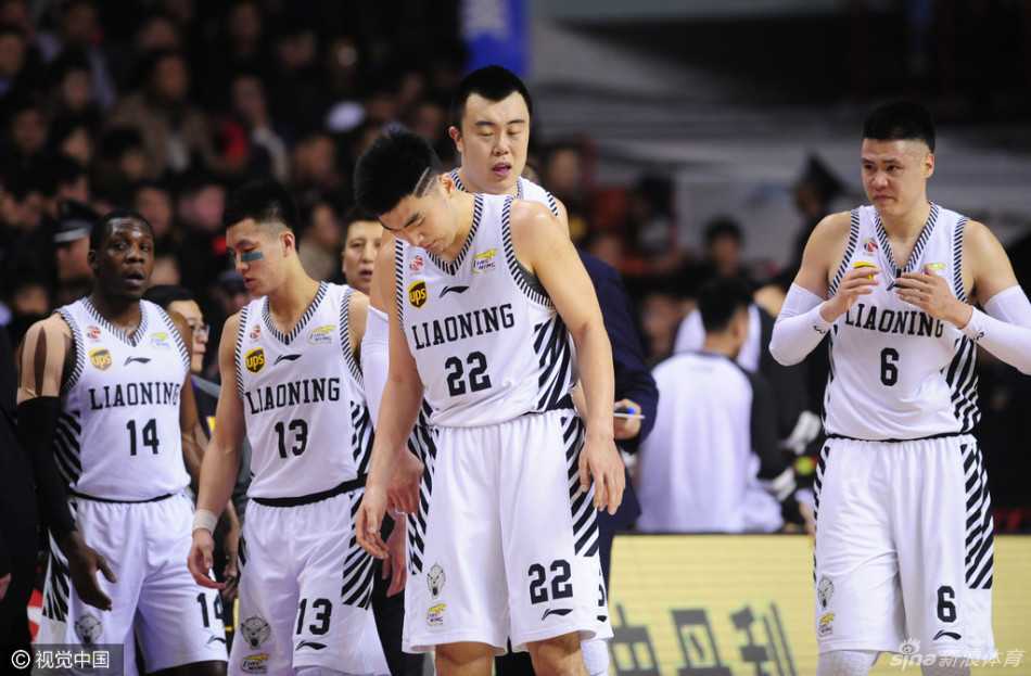 哈达迪完成一记势大力沉的霹雳暴扣后，双手紧抓篮筐怒吼，整个篮架都在颤抖，四川替补席瞬间沸腾，球员们挥舞着毛巾，庆祝这记提振士气的反击重扣。