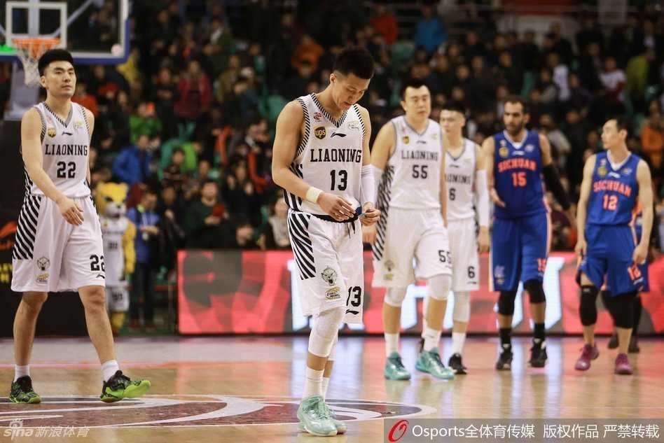 郭艾伦神情落寞地坐在场边，汗水浸透了战袍，眼神空洞地望着远方，整张脸写满了不甘与无奈，这一刻，亚洲第一控卫的落寞身影令人心碎。