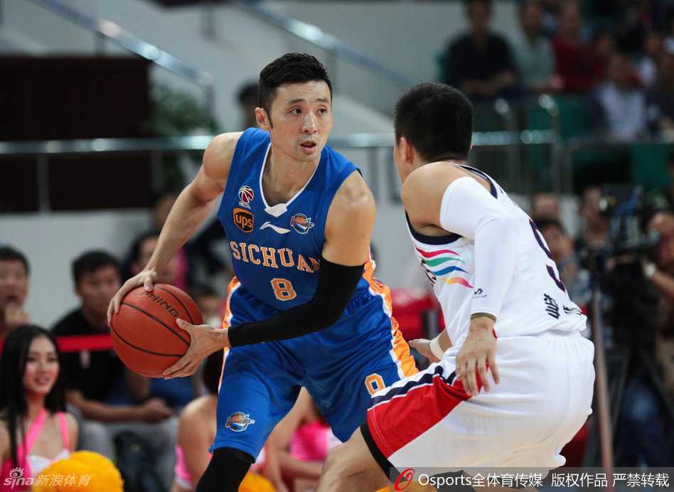 刘炜娴熟地运球推进，目光如炬寻找着队友的跑位，老将风范尽显无疑