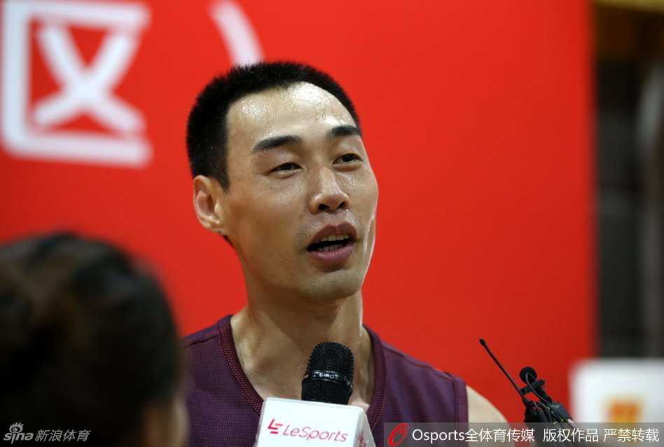 折返跑测试进行中，多名球员在底线同时启动，他们压低重心，肌肉紧绷，为了达到及格线而爆发出全部能量，场面充满了速度与激情。