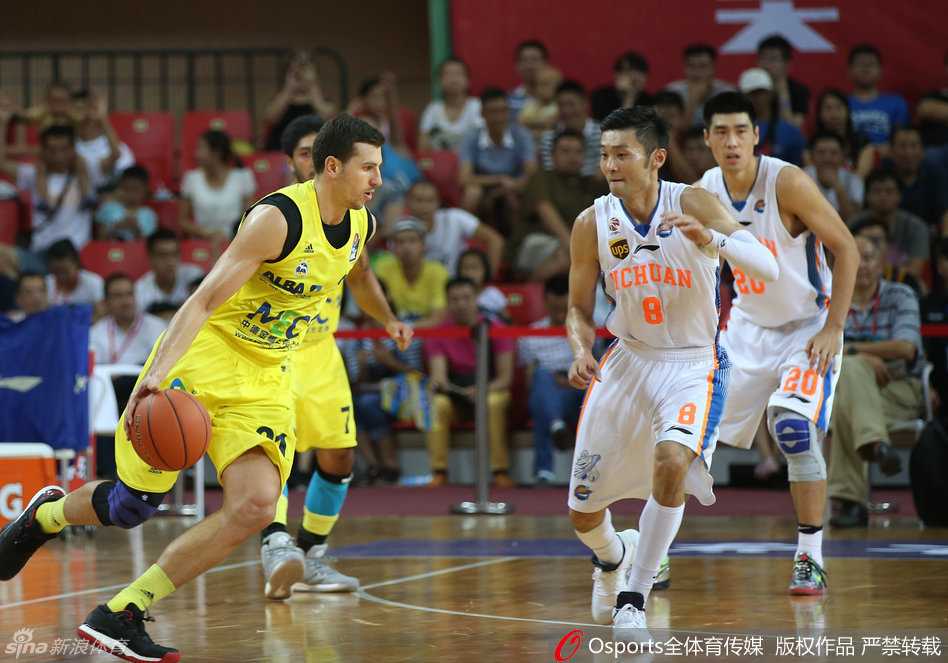 刘大放眼观四路送出击地妙传，篮球穿透柏林队的防线瞬间，展现了出色的组织视野