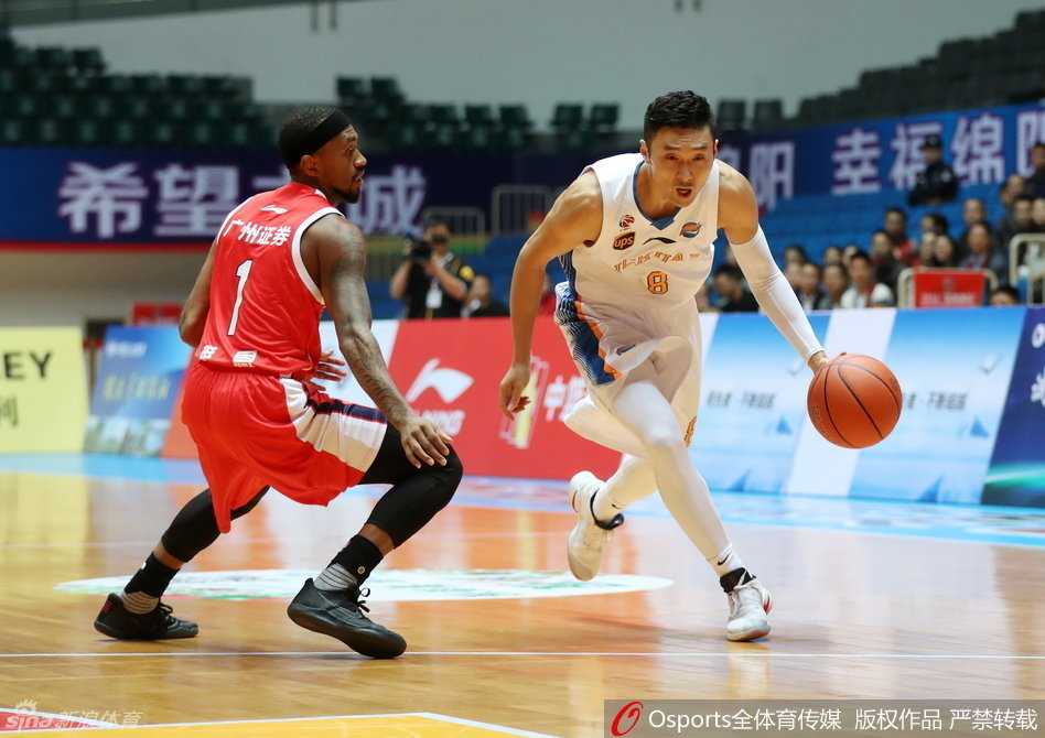 哈里斯与巴蒂斯塔篮下激烈卡位，两人肌肉紧绷，眼神中透露出对篮板球的极度渴望