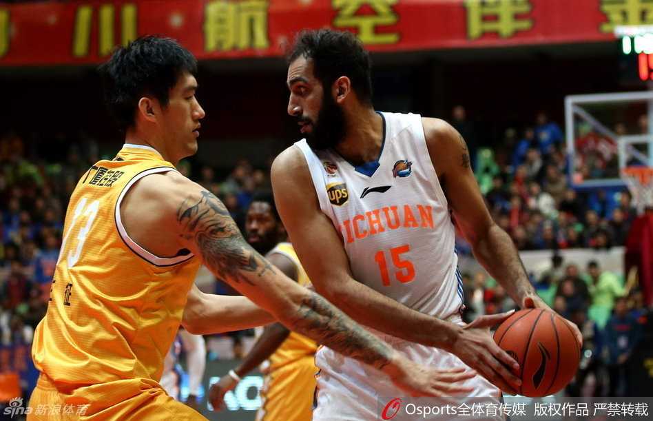 哈达迪背身单打，利用敦实的臀部顶开防守，双手持球高高举起，仿佛在向对手宣告禁飞区的霸权。