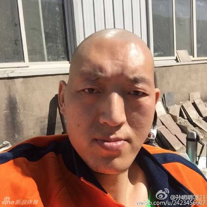 拍摄间隙，孙明明穿着自己的便装低头看手机，头上的妆发依然是‘红犼’的狰狞模样。这种现代休闲服饰与惊悚特效妆容的同框，给人一种时空错乱的奇妙感觉，也真实记录下了演员幕后的工作状态。