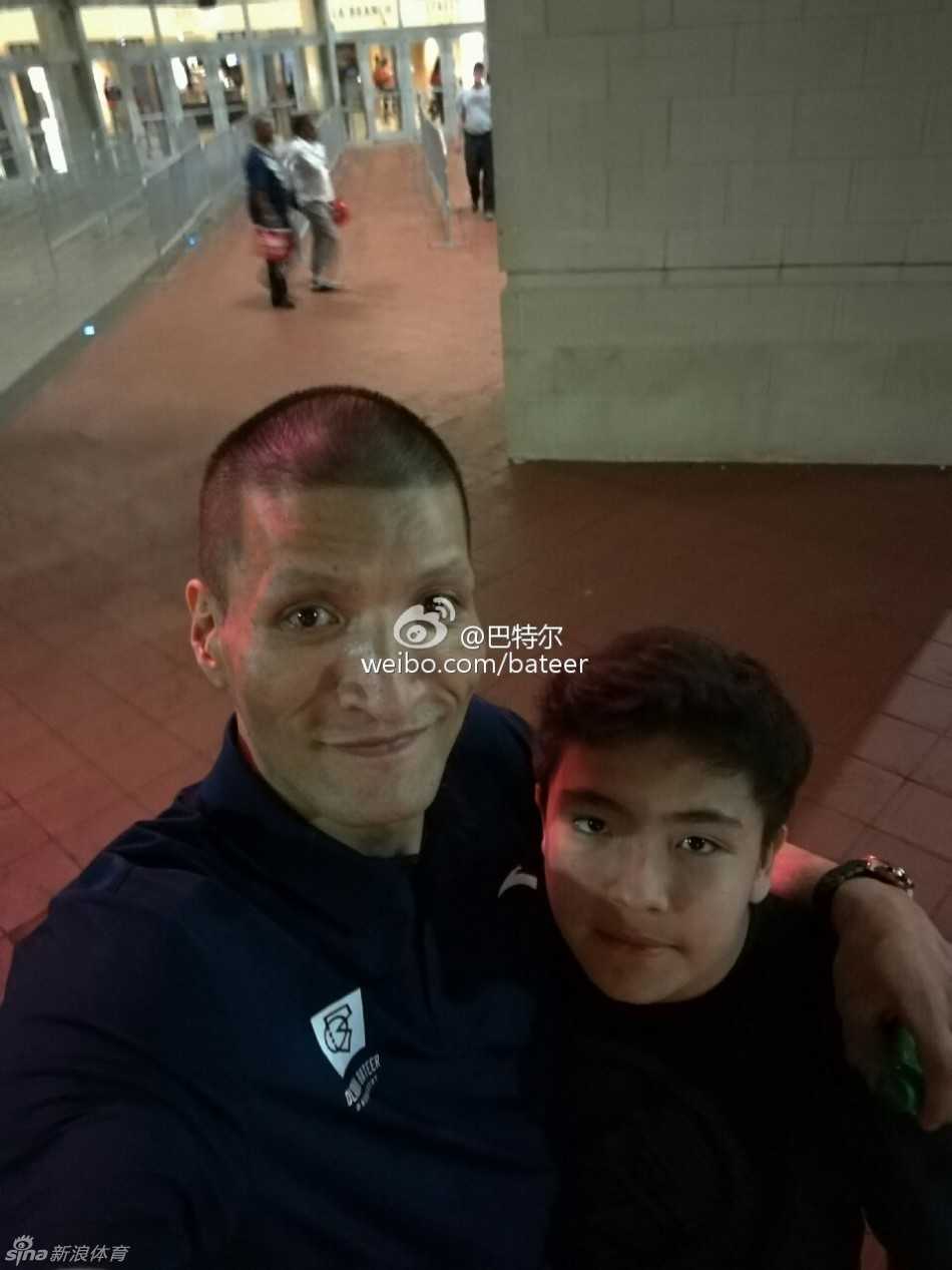 星光熠熠的红毯上，姚明秒变“追星族”，弯下高大的身躯与偶像明星亲切合影，这一刻，他不再是巨人，而是个开心的影迷。