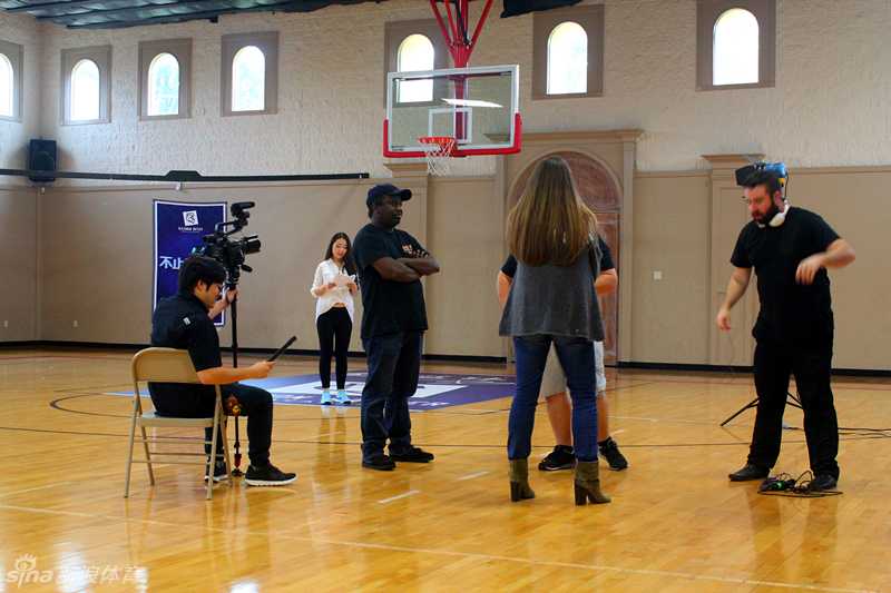 拍摄间隙，巴特尔与身边的工作人员低下头，对着剧本或战术板认真地商讨着每一个微小的细节，力求在节目中呈现出最真实的教学效果。