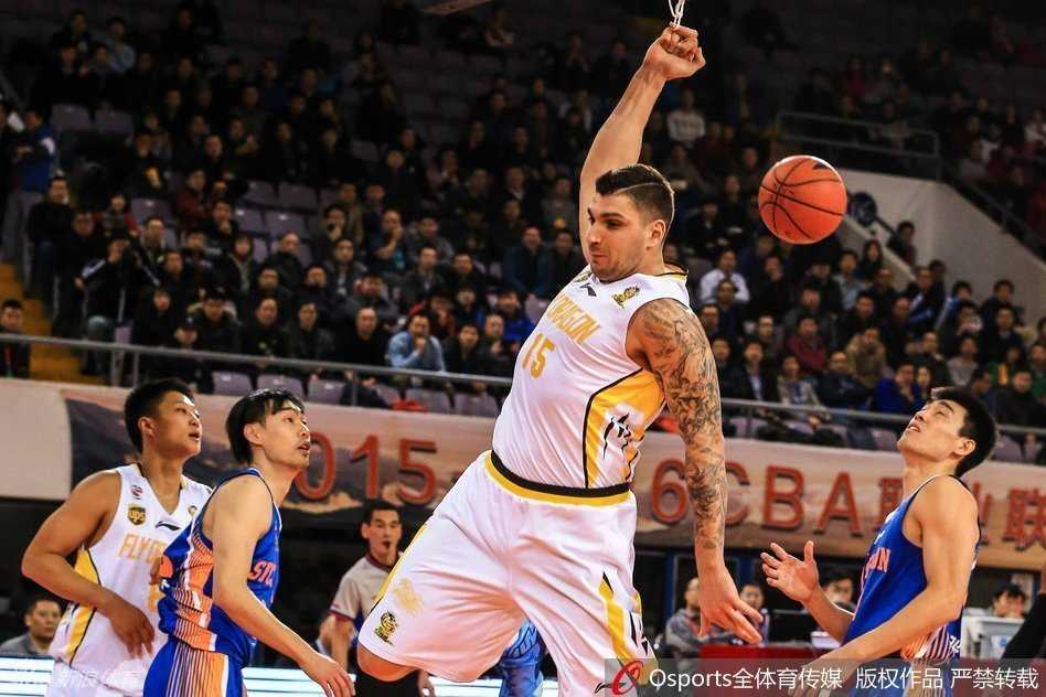 巴蒂斯塔如大鹏展翅般腾空而起，无视防守完成霸气扣篮