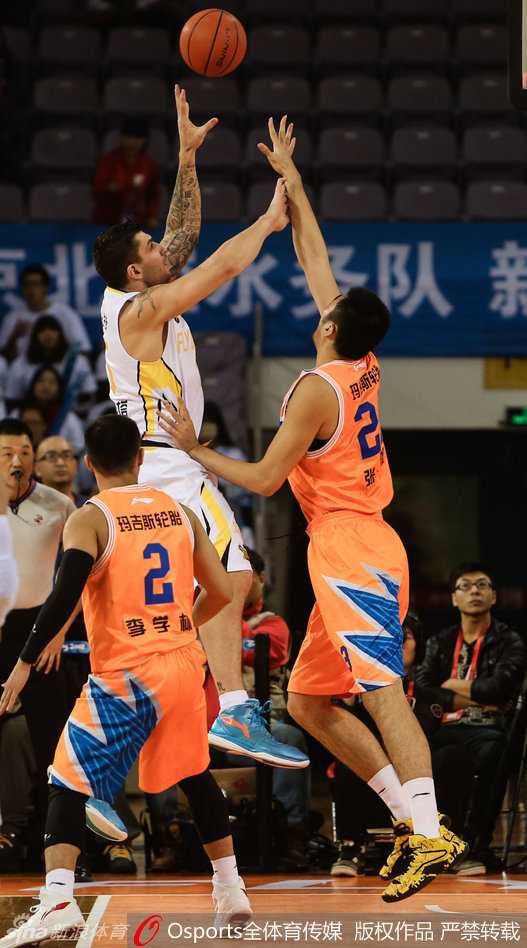 普莱斯运球穿越半场，眼神犀利地观察队友跑位，正准备发动一次关键的阵地进攻。