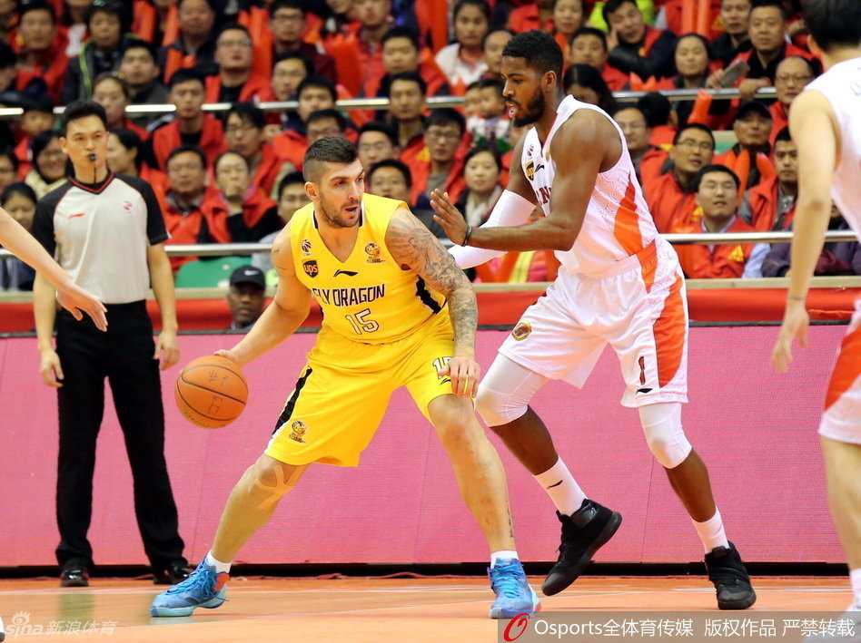 山东悍将睢冉如利箭般刺穿防线，高高跃起的上篮瞬间点燃了主场球迷的激情。