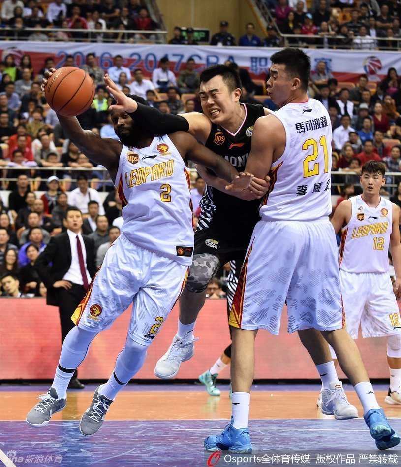 韩德君在完成一次势大力沉的灌篮后，紧紧将球抱在怀中，脸上带着不容侵犯的威严，仿佛在向全世界宣告：到了我的地盘，这球就是我的，谁来也不好使。