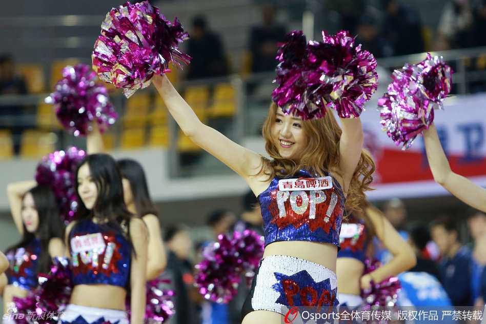 表演尾声，队员定格在高难度的舞蹈动作上，大长腿在民族风服饰的衬托下尤为抢镜，专业素养与舞台表现力在这一刻完美融合