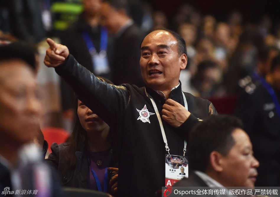 在全场山呼海啸般的欢呼声中，高大的伊朗中锋哈达迪俯身低头，虔诚地亲吻着球场中圈的地板。这个动作充满仪式感，仿佛在用最谦卑的姿态，感谢这片土地带给他的荣耀，旁边是同样激动不已的队友哈里斯的背影。