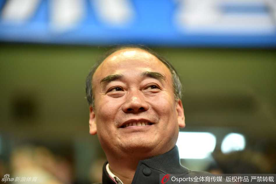 哈达迪、哈里斯与邓特蒙三位外援紧紧相拥，脸上写满了征服者的豪情。他们身后是看台上沸腾的橙色人浪，作为CBA历史上最成功的三外援组合，他们共同书写了属于“邓哈哈”的冠军传奇。