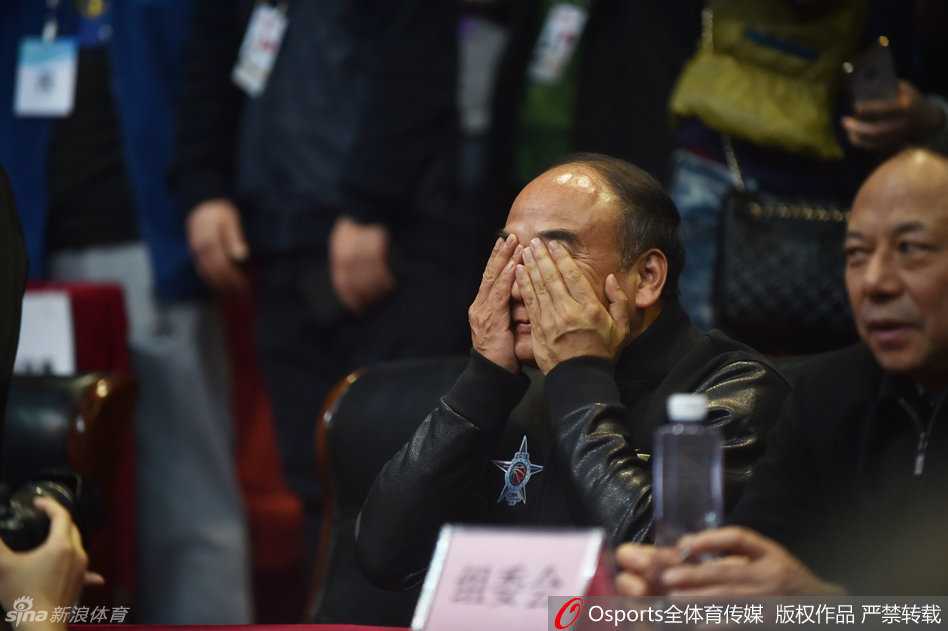 身穿白色西装的俱乐部投资人周仕强，在夺冠瞬间无法抑制激动的泪水。他用手捂住脸庞，任凭幸福的泪水从指缝间滑落，身旁的友人伸手搀扶，试图安抚这位三年磨一剑终圆冠军梦的篮球追梦人。