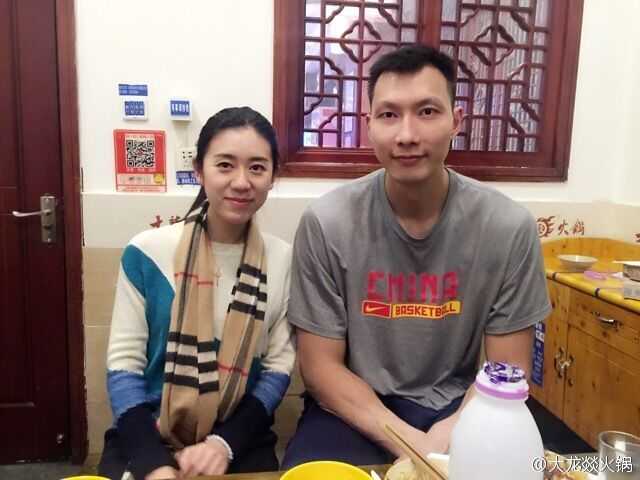 照片中，阿联正专注于眼前的火锅，红油锅底翻滚着诱人的气泡。桌上摆满了毛肚、鹅肠等成都火锅的经典菜品。即便是在放松用餐的时刻，阿联的坐姿依然挺拔，但脸上的表情却十分放松，显然非常享受这顿地道的成都美食。