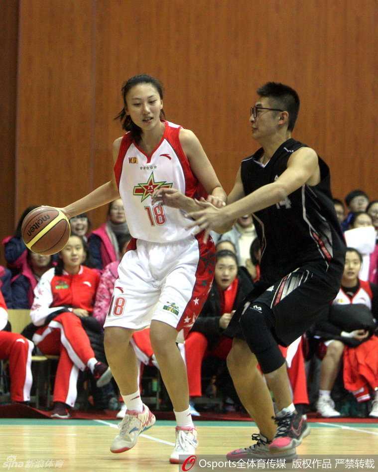 八一队员面对防守果敢跃起投篮，虽然对手身材高大，但女篮姑娘动作依然舒展自信