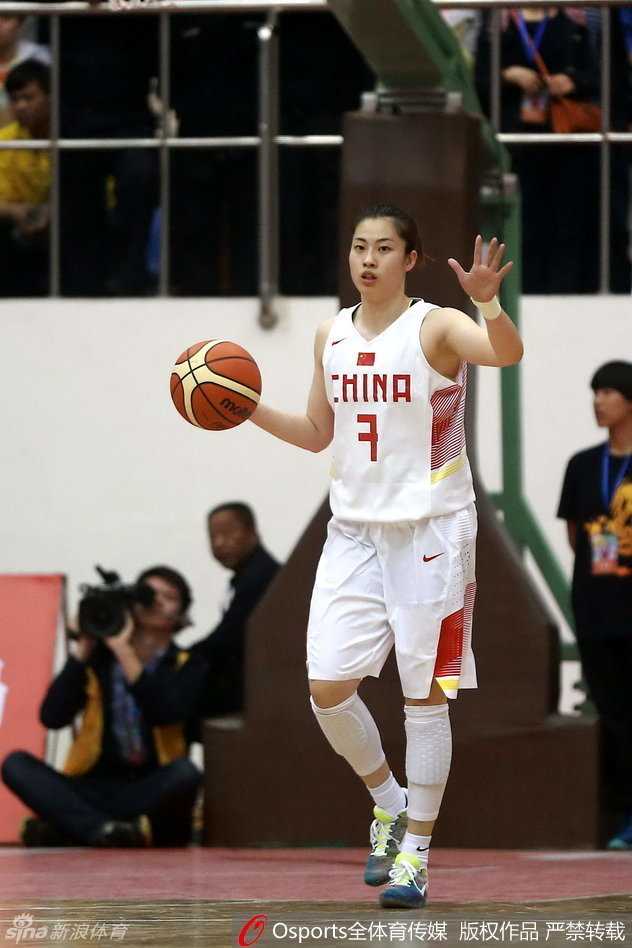 孙梦昕在底线伺机而动，送出巧妙传球，眼神中闪烁着智慧的光芒。